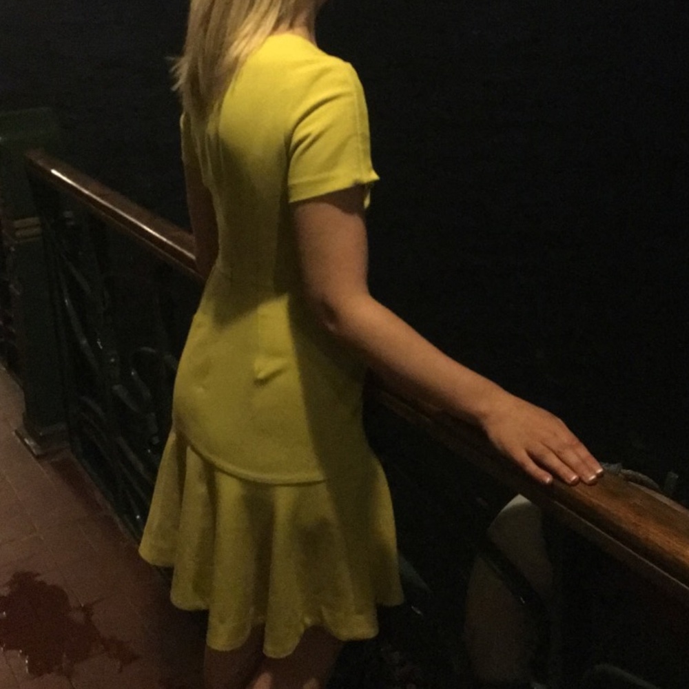 LIKE NEW: YELLOW DRESS - Picture 3 of 12